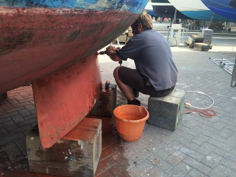Antifouling Preparing the hull and applying antifoul paint to my